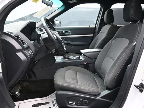 Used 2018 Ford Explorer XLT AWD/4WD image 9