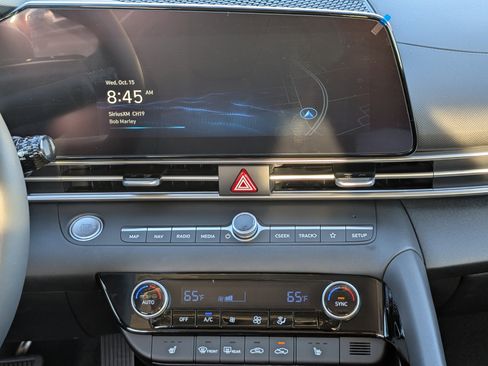 New 2025 Hyundai Elantra Limited FWD image 17