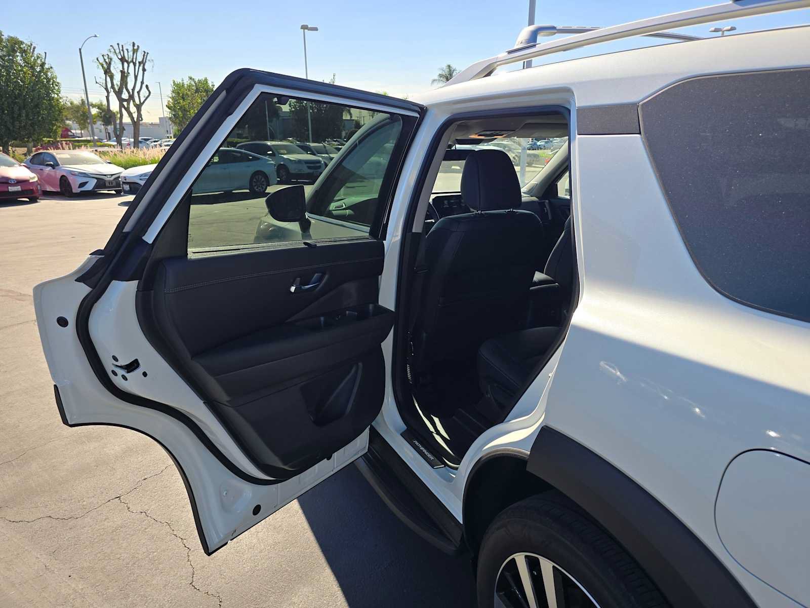 Used 2023 Nissan Pathfinder Platinum w/ Lighting Package (N93) FWD image 17