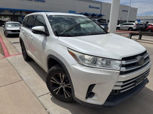 Used 2017 Toyota Highlander LE w/ Carpet Mat Package image 8