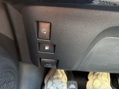 Used 2018 Toyota Prius Prime Premium image 24