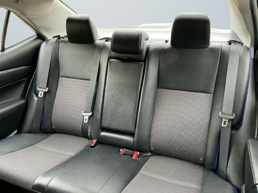 Used 2018 Toyota Corolla SE w/ SE Premium Package FWD image 14