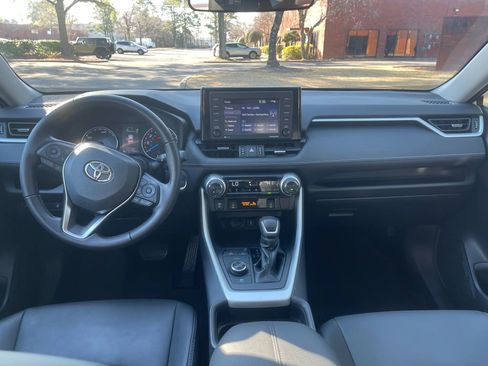 Used 2021 Toyota RAV4 XLE Premium image 16