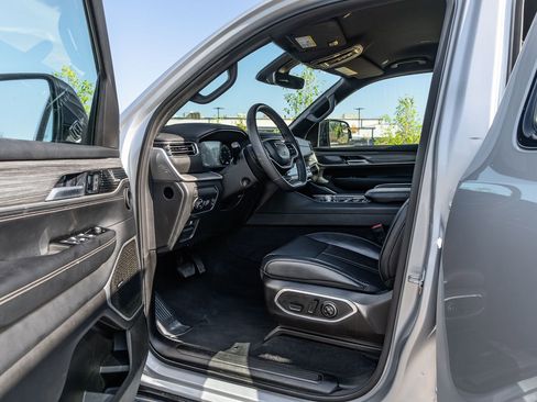 Used 2024 Jeep Wagoneer L Series II w/ Flexible Seating Group RWD image 20