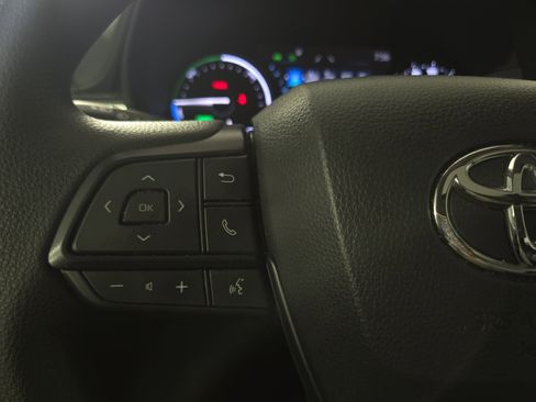 Used 2025 Toyota Sienna LE w/ LE Plus Package FWD image 16