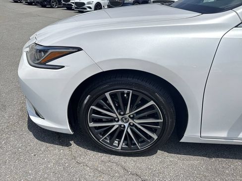 Used 2025 Lexus ES 300h w/ Premium Package FWD image 16
