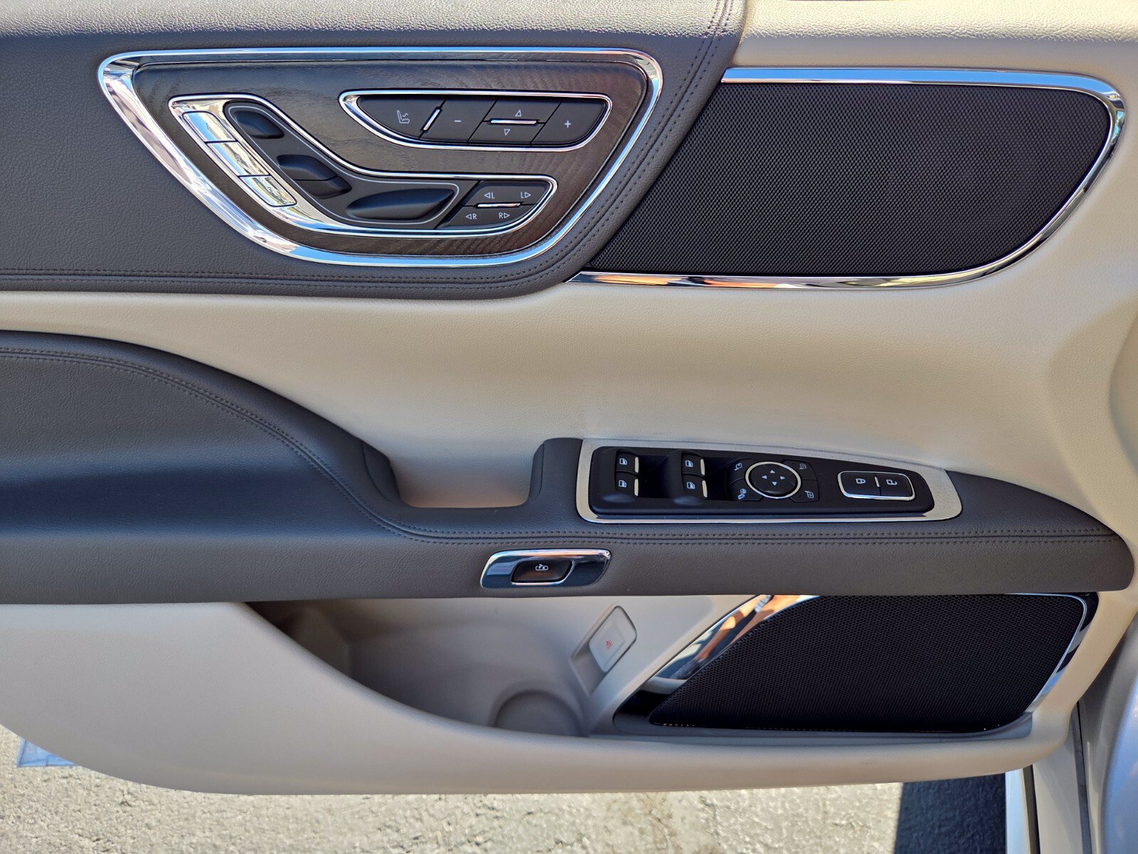 Used 2017 Lincoln Continental Select FWD image 18