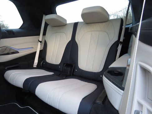 Used 2019 BMW X7 xDrive50i w/ Executive Package image 23