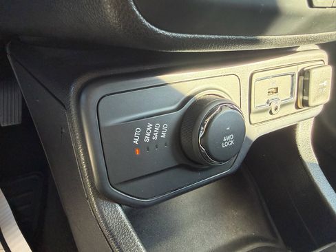 Used 2018 Jeep Renegade Latitude image 16