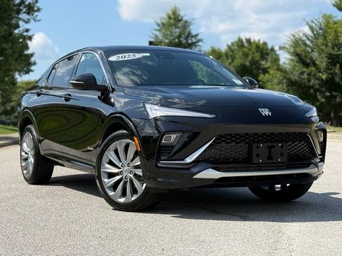 Used 2025 Buick Envista Avenir FWD image 2