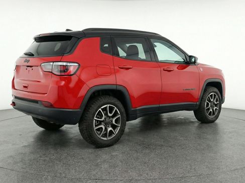 Used 2025 Jeep Compass Trailhawk AWD/4WD image 7