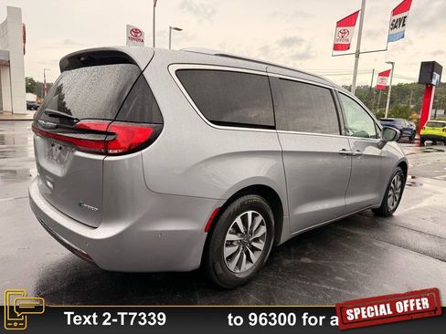 Used 2021 Chrysler Pacifica Touring-L image 4