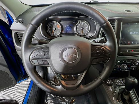 Used 2019 Jeep Cherokee Trailhawk image 11