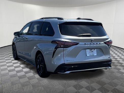 Used 2025 Toyota Sienna XSE AWD/4WD image 4