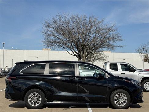 Used 2024 Toyota Sienna LE image 3