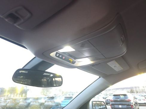 Used 2018 GMC Acadia SLE image 16