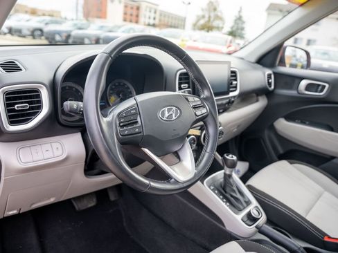 Certified 2022 Hyundai Venue SEL image 19