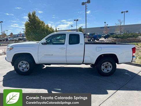 Used 2017 Toyota Tacoma SR5 AWD/4WD image 4