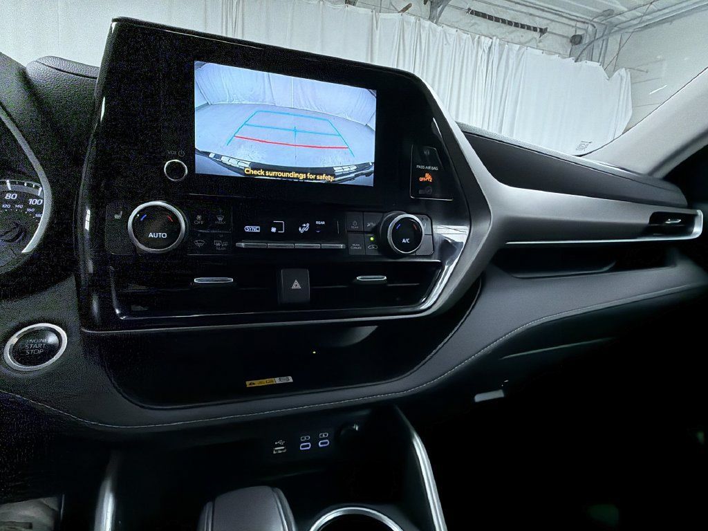 Certified 2024 Toyota Highlander XLE AWD/4WD image 17