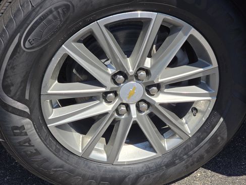 Used 2023 Chevrolet Traverse LT FWD image 18