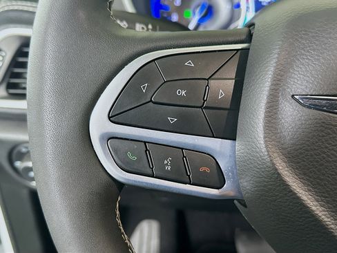 Used 2025 Chrysler Pacifica Select FWD image 16