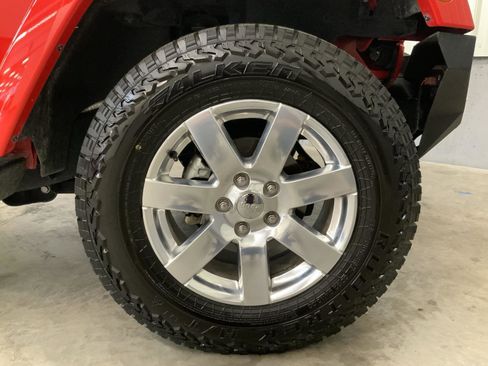 Used 2017 Jeep Wrangler Sahara w/ Connectivity Group AWD/4WD image 38