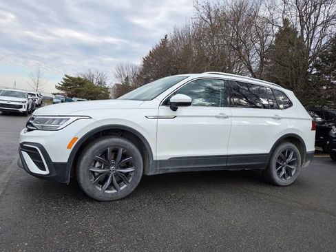 Used 2023 Volkswagen Tiguan SE w/ Panoramic Sunroof Package image 1