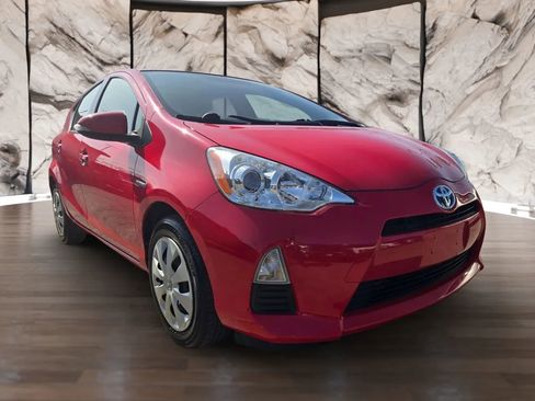 Used 2014 Toyota Prius C One image 3