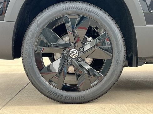 New 2025 Volkswagen Taos SE image 9