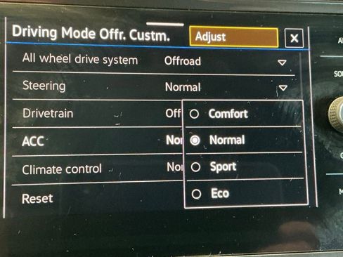 Used 2021 Volkswagen Tiguan SE R-Line image 34