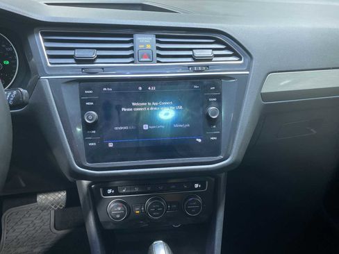 Used 2020 Volkswagen Tiguan SE w/ Panoramic Sunroof Package image 16