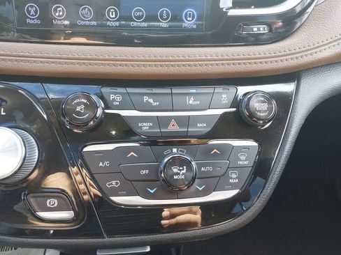 Used 2017 Chrysler Pacifica Limited w/ UConnect Theater Package FWD image 17