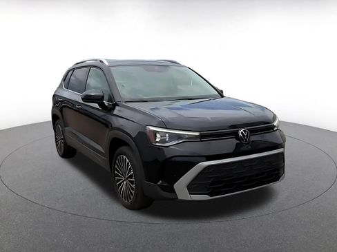 Used 2025 Volkswagen Taos SE FWD image 3