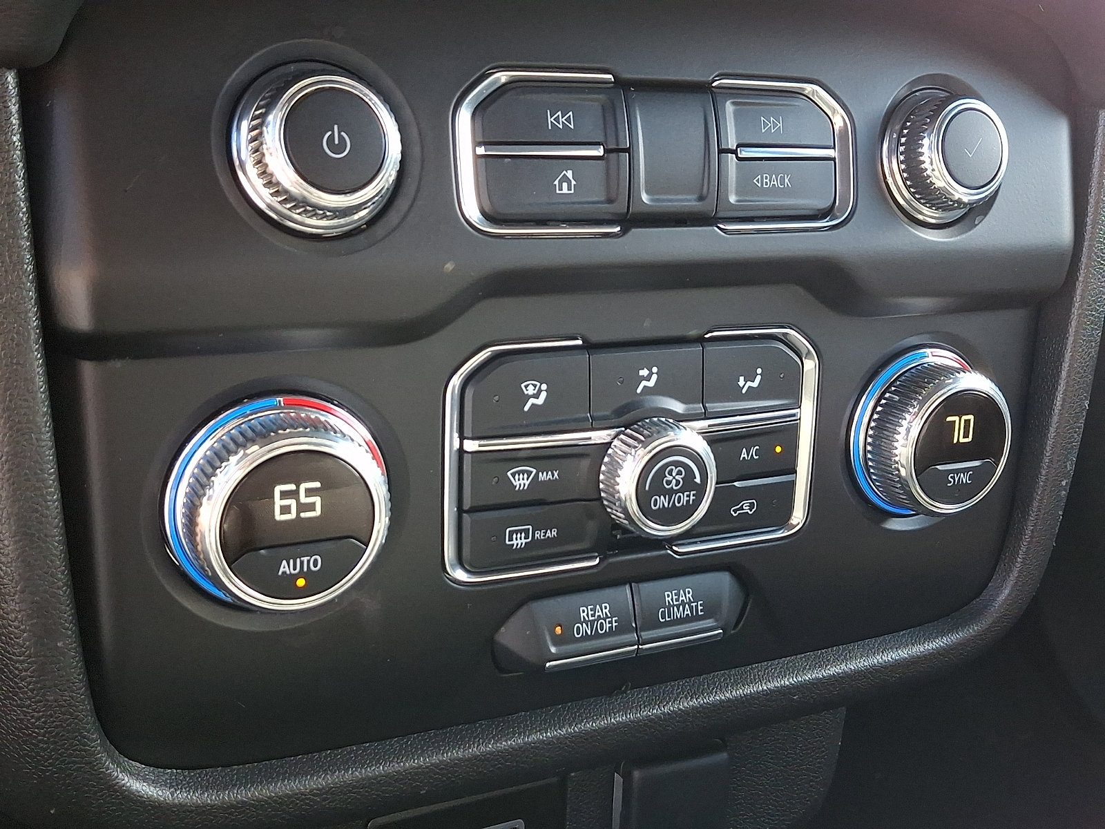 Used 2024 GMC Yukon SLE AWD/4WD image 16