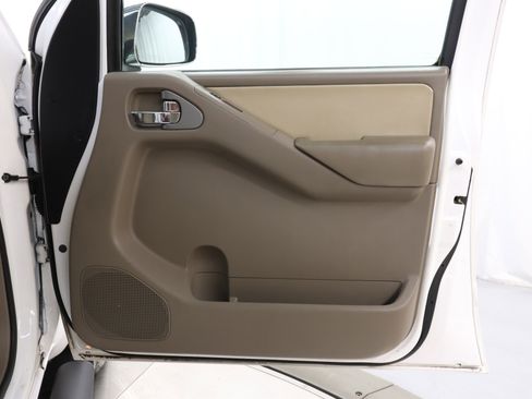 Used 2011 Nissan Frontier SL image 25