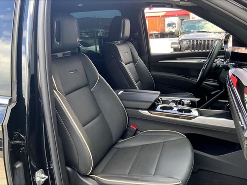 Used 2025 Cadillac Escalade Premium Luxury AWD/4WD image 13