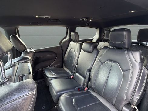 Used 2018 Chrysler Pacifica Touring-L Plus w/ Advanced Safetytec Group FWD image 25