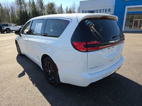 Used 2024 Chrysler Pacifica Touring-L image 23