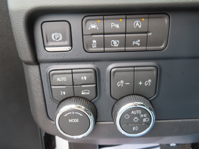 Certified 2026 Chevrolet Suburban LT w/ Comfort Package AWD/4WD image 37