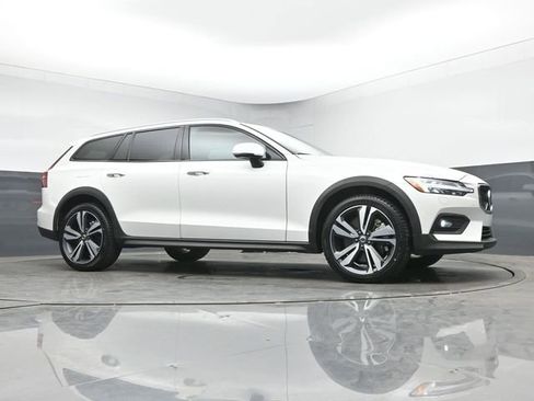 Used 2025 Volvo V60 B5 Cross Country Plus AWD/4WD image 37