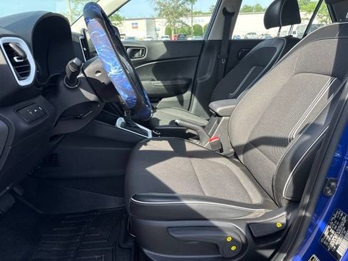 Used 2022 Hyundai Venue Limited w/ Cargo Package FWD image 3