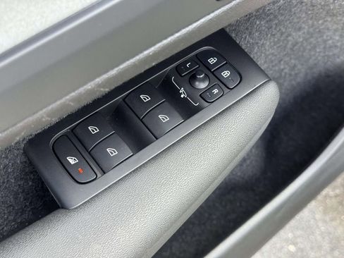 Certified 2025 Volvo XC40 B5 Plus AWD/4WD image 18