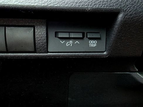 Used 2026 Toyota Sienna XLE FWD image 23
