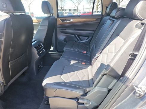 Used 2025 Volkswagen Atlas SE image 26