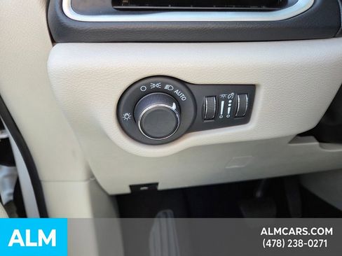 Used 2022 Chrysler Voyager LX image 29