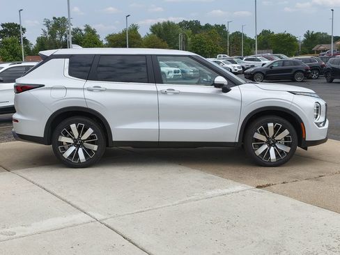 New 2026 Mitsubishi Outlander SE AWD/4WD image 15