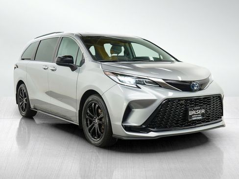 Used 2023 Toyota Sienna XSE FWD image 7