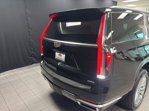 Used 2022 Cadillac Escalade ESV Luxury w/ LPO, Illumination Package AWD/4WD image 4