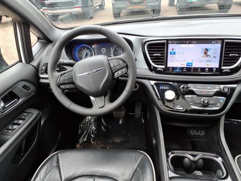 Used 2025 Chrysler Pacifica Limited FWD image 16