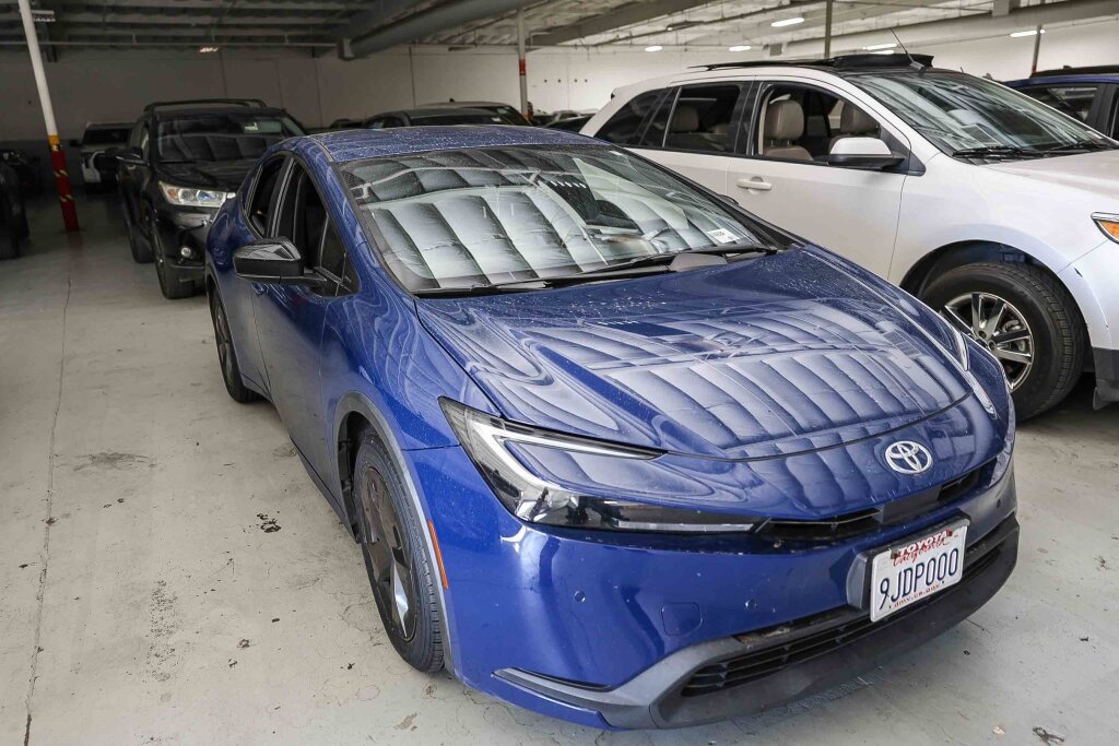 Used 2023 Toyota Prius LE FWD image 2